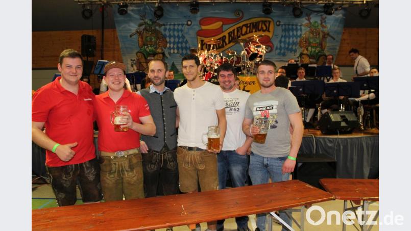 Die Sieger im Maßkrugstemmen: (von links): Maximilian Herbst Patrick Danhauser, Roland Herrmann , Alessio, Matthias Schlenk. Bild: sis