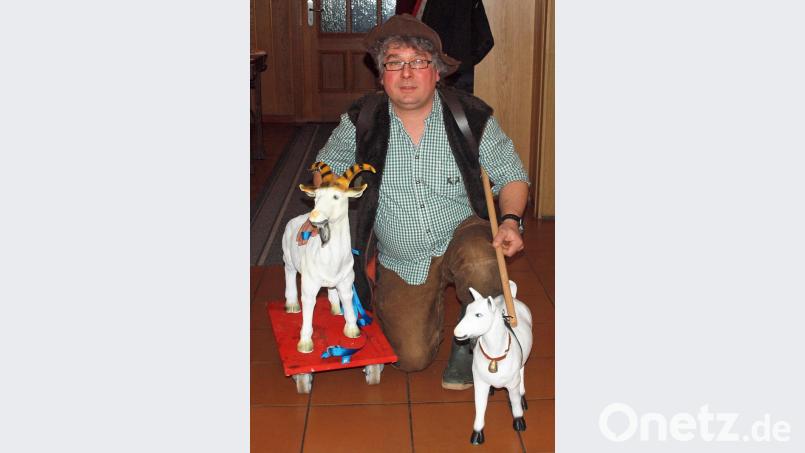 Ziegenhirt Mulzi (Gerhard Fleischmann) mit seinen zwei Geißböcken schwadronierte über seine Schwierigkeiten mit dem Doppelbock. "Aber über Rieden weiß ich Geschichten, über Personen und Vereine kann ich berichten.“ Bild: sön