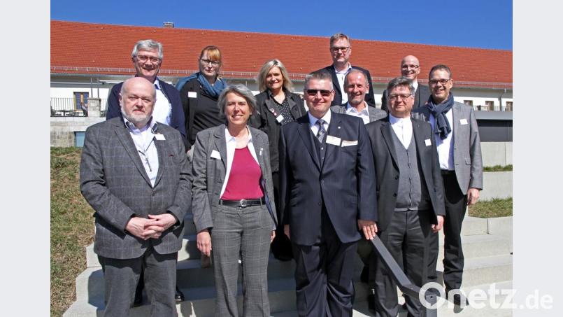 Das Rotary-Team mit dem Governor des Districts 1880, Wilhelm J. Dietl (vorne, von links), und Präsidentin Irene Fritz beschäftigt sich mit 80 Gästen im &quot;Museumscafé&quot; mit den Erfahrungen der Rotarier mit dem Nationalsozialismus udn den Folgerungen daraus für die aktuelle politische Debatte. Bild: nm