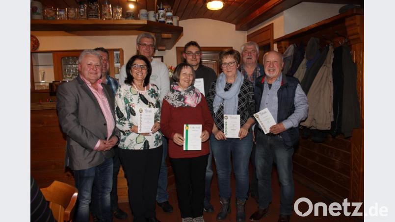 Abteilungsleiter Alois Früchtl (Zweiter von rechts), Dritter Bürgermeister Peter Forster und stellvertretender Abteilungsleiter Herbert Bauer (von links) gratulieren den ausdauerndsten Wanderern. Klara Früchtl, Manfred Scheck, Monika Spitzl, André Würker, Christa Helgert und Toni Zimmert (mit Urkunden, von links) sind unermüdlich unterwegs gewesen. Bild: frd