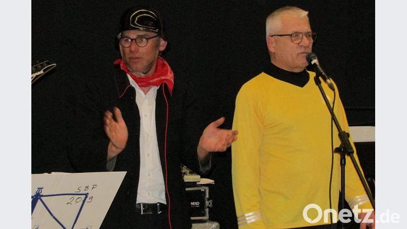 SPD-Feuerwehrkommandant Peter Danninger applaudiert Captain Hector (Norbert Gradl). Bild: sck