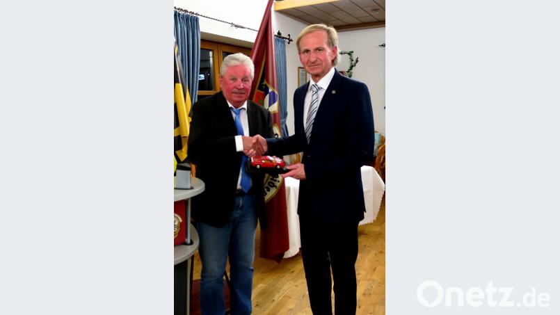 CSU-Stadtrat Hans Forster übergibt einen Ferrari als Modell an Karlheinz Ach, &quot;damit es ihm gelingt, schneller bei den Veranstaltungen seines Clubs zu sein&quot;. Bild: R. Kreuzer