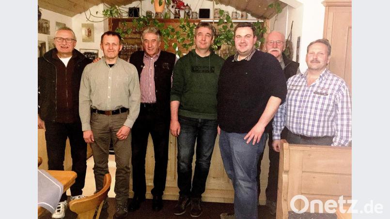 Die neue Vorstandschaft der Jagdgenossenschaft mit Jagdvorsteher Alexander Moller (Mitte) und Stellvertreter Florian Söllner (Dritter von rechts). Neuer Schriftführer ist Armin Schmelzer (Zweiter von rechts) Bild: ld