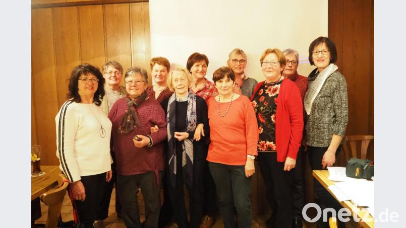 Rosemarie Braun gehört dem Frauenbund Oberköblitz 20 Jahre an. Das Vorstandsteam gratulierte. Im Bild von links Maria Schlögl, Rita Reis, Rosemarie Braun, Maria Krös, Maria Mergans, Christa Appl, Brigitte Leitl, Monika Richthammer, Christa Mages, Marianne Schober und Anita Wiesent. Bild: exb