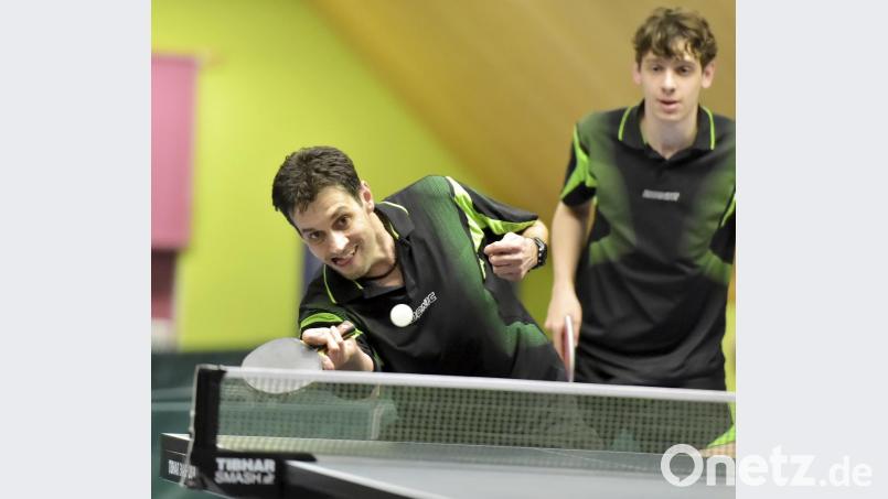 Die Schnaittenbacher Martin Petrak (vorne am Ball) und Nils Baierl (rechts) schlugen im Schlussdoppel das Windheimer Duo Armin Raab/Andreas Trebes in vier Sätzen und sorgten damit für den 8:8-Endstand Bild: Hubert Ziegle