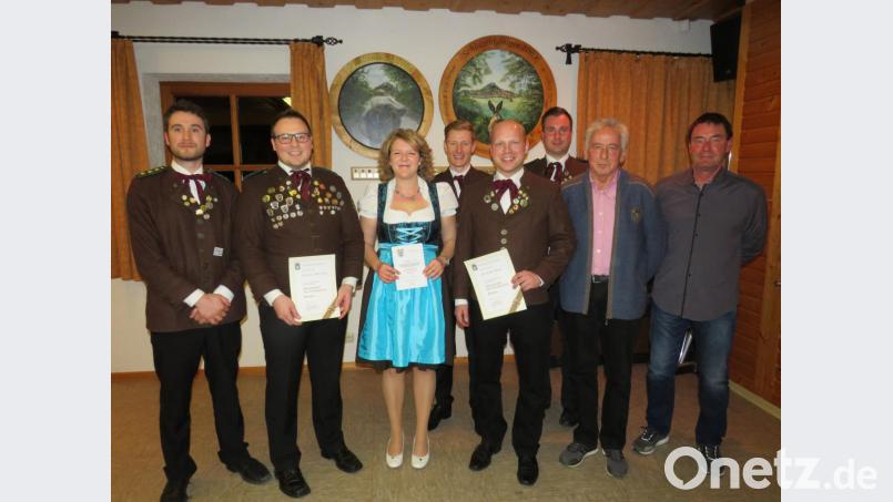 Schützenmeister Christian Reichl(links) zeichnet verdiente Mitglieder und Sportler aus. Stadtverbandsvorsitzender Wolfgang Schwarz und Gemeinderat Hans Simon (von rechts) gratulierten. Bild: adj