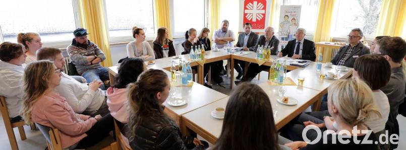 Bundestagsabgeordneter Alois Karl (CSU) hat sich die Zeit genommen, damit ihm der Pflege-Nachwuchs des Caritasverbands Amberg-Sulzbach über die Lage im Beruf aufklären kann. Bild: Wolfgang Steinbacher