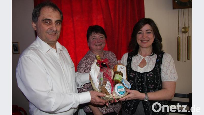 Geschäftsführer Norbert Höfler und Vorsitzende Elisabeth Zeitler (von links) überreichten der Gastreferentin Angelika Soyer als Dankeschön einen Landkreiskorb. Bild: wro