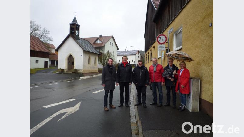 Für CSU-Ortsvorsitzenden Norbert Wasner (Dritter von rechts) und Rupert Natter (Zweiter von links), den Vorsitzenden der Kommunalpolitischen Vereinigung, steht fest: Im Stadtteil Schäflohe sind Autofahrer teilweise viel zu schnell unterwegs. Das soll sich nun ändern. Rückendeckung kommt von der Stadtratsfraktion. Bild: exb