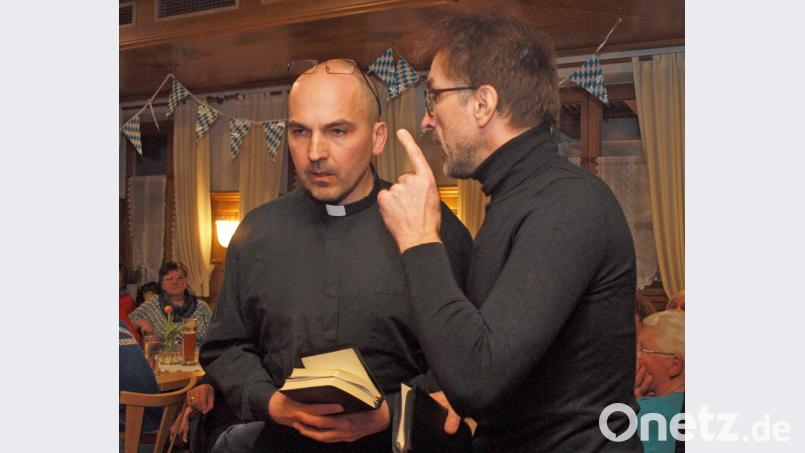 Der Knaller des Abends waren Armin und Johann Hofrichter als Aspiranten auf die nach Pfarrer Schubachs Versetzung freiwerdende Pfarrstelle. Bild: sön