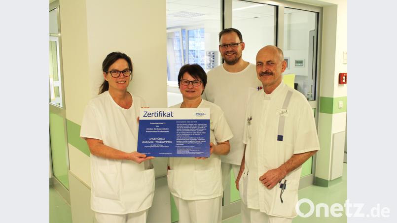 Michaela Helm, Monika Schmid, Martin Hartung und Rudolf Werner (von links) freuen sich über die Auszeichnung als „Angehörigenfreundliche Intensivstation. Bild: exb