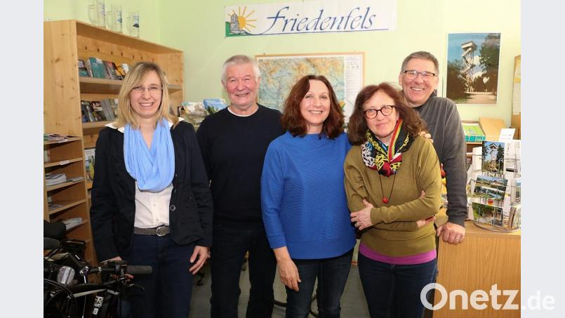 Joachim und Gabriele Preuschl aus Wiesloch (Zweiter und Dritte von links) verbrachten dieser Tage ihren 40. Urlaub in der Steinwaldregion. Tourist-Info-Leiterin Melanie Höfer (links) und die Quartiergeber Oskar und Zita Schuster (von rechts) dankten den Gästen für die besondere Treue und überreichten Geschenke und Urkunden. Bild: bsc