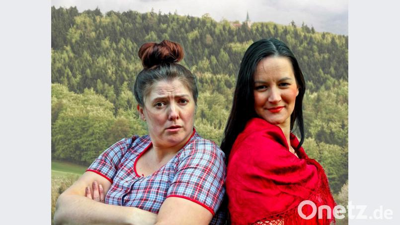 Monika Altmann (rechts) und Ramona Miesbeck (links) spielen die zwei unterschiedlichen Schwestern Susi und Liesel. Bild: gio