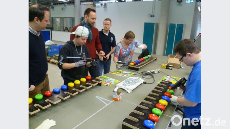 Drei Beschäftigte der Jura-Werkstätten „tunen“ rund 6.000 große und kleine Rennenten. Der erste Schwung wurde bereits rechtzeitig zum Verkaufsstart ausgeliefert. RT-Präsident Michael Rogenhofer, Vizepräsident Franz Kummert und PR-Beauftragter Andreas Wismet (von links) überzeugten sich vom raschen Fortgang der Arbeiten. Bild: usc