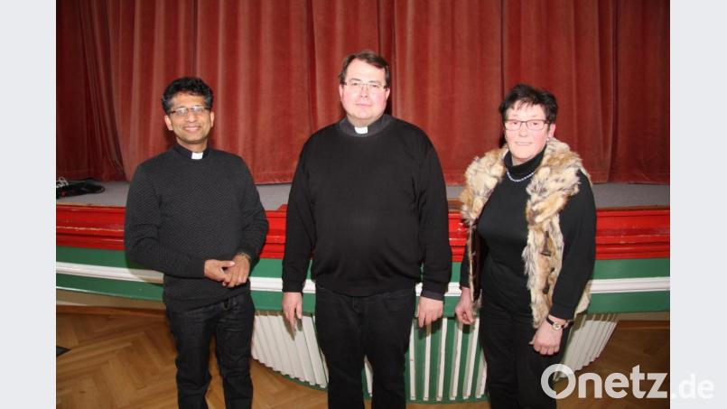 Dankeschön für Pfarrer Klaus Haußmanns Kommen sagte Pfarrer Joseph (links). Für die Organisation des Vortrags dankte er Anni Koller (rechts), der Vorsitzenden des Frauen- und Müttervereins. Bild: wro