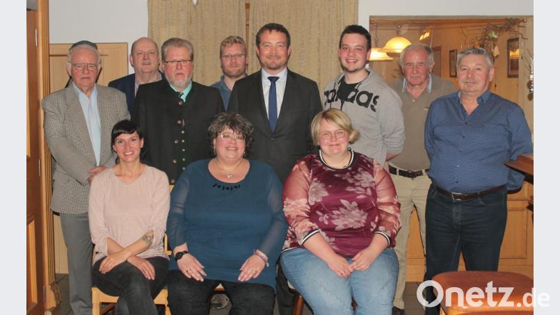 Die Vorstandschaft (hinten, von links) mit Roland Pfefferlein, Kreisvorsitzender Rainer Fischer, erster Vorsitzender Hans-Dieter Dietl, Jörn Schedl, MdB Uli Grötsch, Raphael Bittner, Rainer Böckl, Herbert Kraus, sowie (vorne, von links) Kathrin Hüttner, dritte Bürgermeisterin Susanne Bittner und Beate Schiener. Bild: Susanne Forster