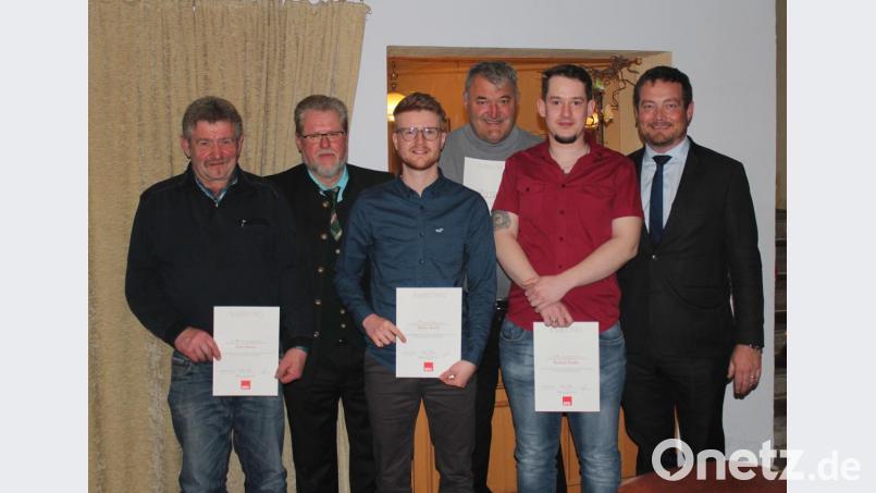 Eine Urkunde für zehn Jahre Mitgliedschaft erhalten Peter Kraus (Erster von links), Philip Böckl (Dritter von links), Manfred Weis (Vierter von links), Roland Sladky (Zweiter von rechts). MdB Uli Grötsch (Erster von rechts) und erster Vorsitzender Hans-Dieter Dietl (Zweiter von links) gratulieren. Bild: Susanne Forster