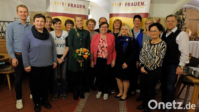 Einen neuen Vorstand wählt der FU-Ortsverband Hirschau (von links): CSU-Ortsvorsitzender Florentin Siegert, Gisela Luber, Rosi Schönberger, Anne-Marie Schinabeck, Rita Beck, FU-Ortsvorsitzende Michaela Meier, FU-Ehrenvorsitzende Heidi Flierl, Bärbel Birner, CSU-Fraktions-Chef Hans-Jürgen Schönberger (verdeckt), Kerstin Ackermann, Maria Knietsch, Birgit Birner, Marianne Lobenhofer, Gisela König und Dritter Bürgermeister Peter Leitsoni. Bild: u