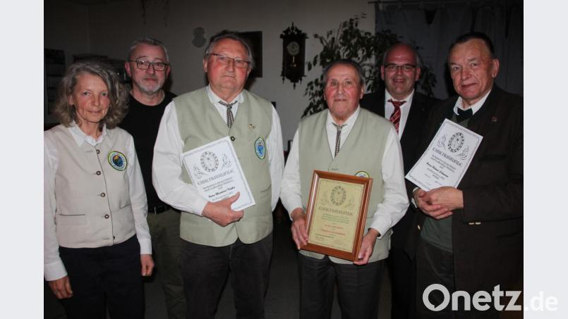 Der OWV-Zweigverein ehrte langjährige Mitglieder und ernannte Walter Küblböck zum Ehrenvorsitzenden. Von links Eva Ristl, Alfred Ulrich, Meinhard Köstler, Walter Küblböck, Bürgermeister Klaus Meyer und Helmut Schnurrer. Bild: kro