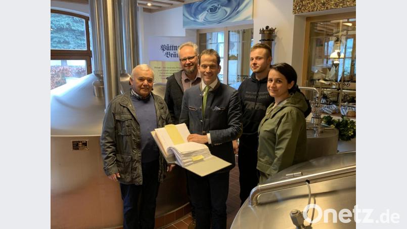 Bei seinem Besuch in Schlammersdorf macht Bundestagsabgeordneter Albert Rupprecht (Mitte) zusammen mit Ehrenvorsitzendem Georg Walberer sowie Braumeister und Kreisrat Johannes Püttner (von links), CSU-Ortsvorsitzender Tanja Renner und Jeremias Püttner auch im Sudhaus der Brauerei Station. Bild: wmi
