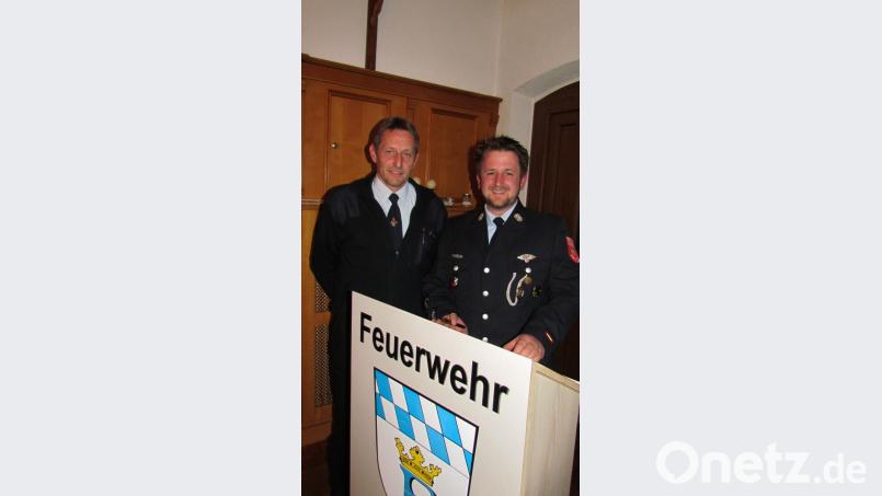 Nach 25 Jahren als Atemschutzgerätewart verabschiedet Kommandant Andreas Kneidl (rechts) Stefan Fahrnbauer mit einem Geschenk. Bild: is