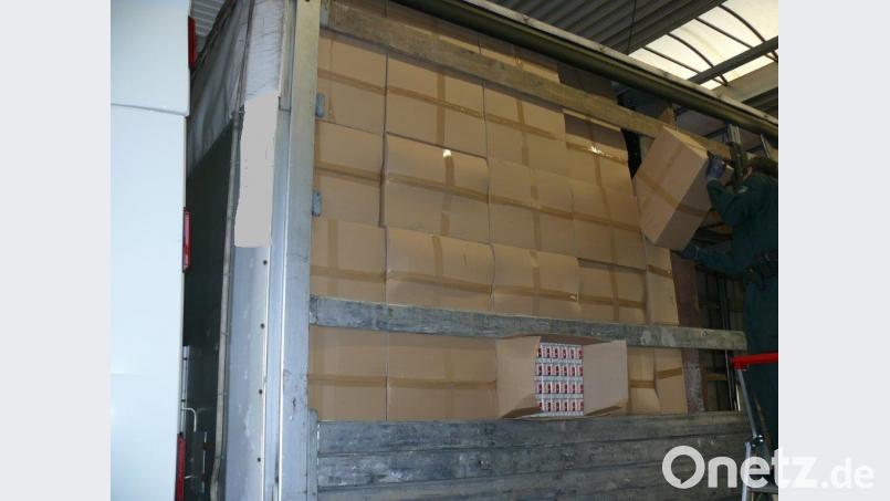 Doppelte Stirnwand als Schmuggelversteck für Zigaretten Bild: Hauptzollamt Regensburg