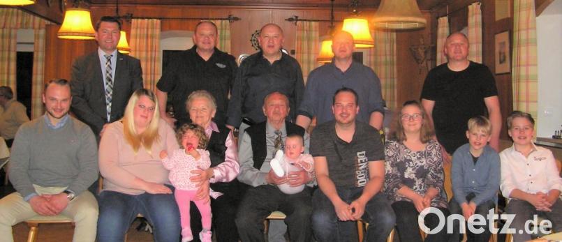 Paula Schrödl (vorne, Vierte von links) feiert mit ihrem Ehemann Johann (vorne, Fünfter von links) mit ihren vier Söhnen und mit den sechs Enkeln und zwei Urenkeln Geburtstag. Auch Bürgermeister Rainer Rewitzer (hinten, links) gratuliert. Bild: tu