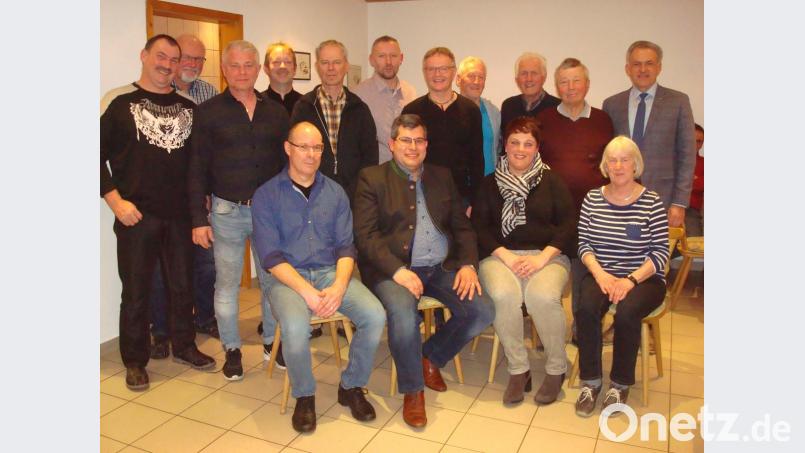 Unter neuer Führung steht die Siedlergemeinschaft Mitterteich. Im Bild das Führungsteam um Vorsitzenden Matthias Kraft (sitzend, Zweiter von links) und Stellvertreter Wolfgang Pilz (sitzend, links) zusammen mit Bürgermeister Roland Grillmeier (stehend, rechts). Bild: wmr
