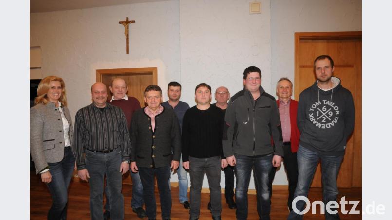 Zweite Bürgermeisterin Andrea Lang (links) gratuliert Ortsvorsitzendem Herbert Lindner, den Stellvertreterm Anton Nistler und Christian Riedl, Schriftführer Maximilian Wolf, Kassier Markus Grötsch (vorne, von links) sowie den Beisitzern und Kassenprüfern (hinten) zur Wiederwahl.	Bild: bey Bild: bey