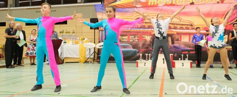 Die erfolgreichen Chili Rockers während des Siegertanzes der Schülerklasse: Maxim Taach und Theresa Honig sowie Kilian Staudinger und Emma Honig (von links). Bild: Peter Lösche