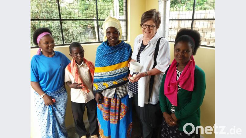 Dr. Annemarie Schraml ist sehr gerührt, als sie die ersten zwei Eier der HÜhner im neuen Haus geschenkt bekommt. Bild: exb