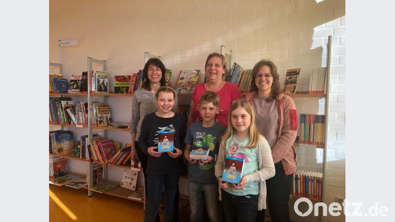 Über Geschenke freuten sich Julia Reindl, Thomas Maier und Sophia Witt (vorne, von links). Bild: gz