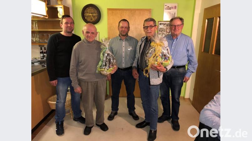 Jagdvorsteher Karl Eckl (Mitte) gratuliert im Anschluss den langjährigen Mitpächtern Karl Eckl und Ludwig Pregler (von links) nachträglich zu ihrem 80. Geburtstag. Er dankt ihnen für die langjährige gute Zusammenarbeit und überreicht ihnen im Namen der Jagdgenossenschaft ein Geschenk. Dazu gratulieren auch Kassier Jakob Sauer (links) und Schriftführer Eduard Fuchs (rechts). Bild: gi