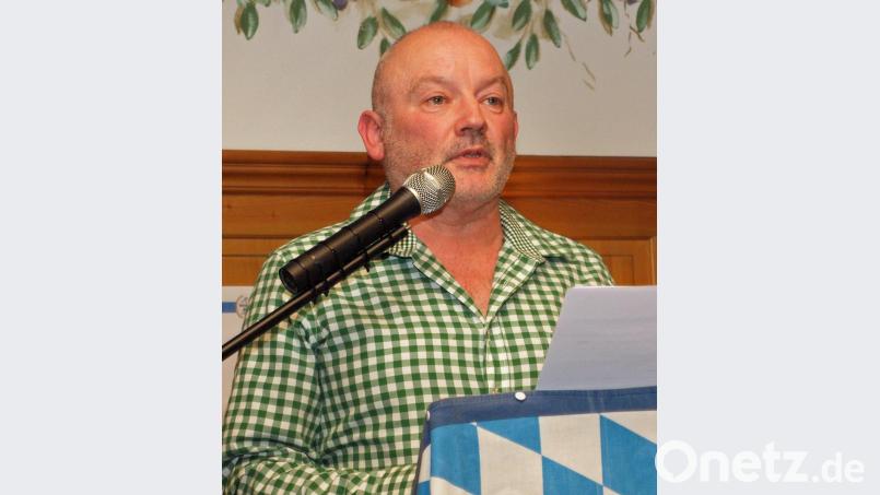 Gerhard Schnabel nahm sich die zahlreichen Wechsel von Schule über Vereine und auch bei Gebäuden aufs Korn. Bild: sön