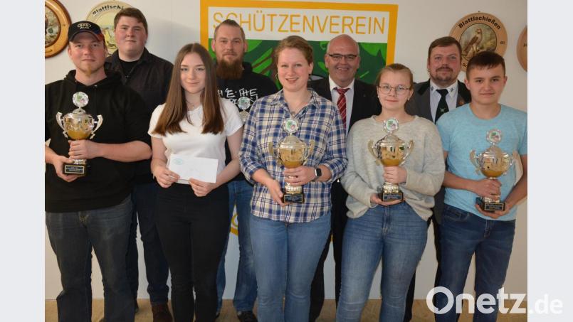 Die Siegerehrung der Marktmeisterschaft fand im Vereinsheim der Ringelstein-Schützen statt. Im Bild (von links) Daniel Ott, Johannes Helm, Jule Wallerer, Tino Ulrich, Ramona Ulrich, Bürgermeister Klaus Meyer, Sophia Smola, Sportleiter Stefan Zant und Lucas Scharnagl. Bild: jr