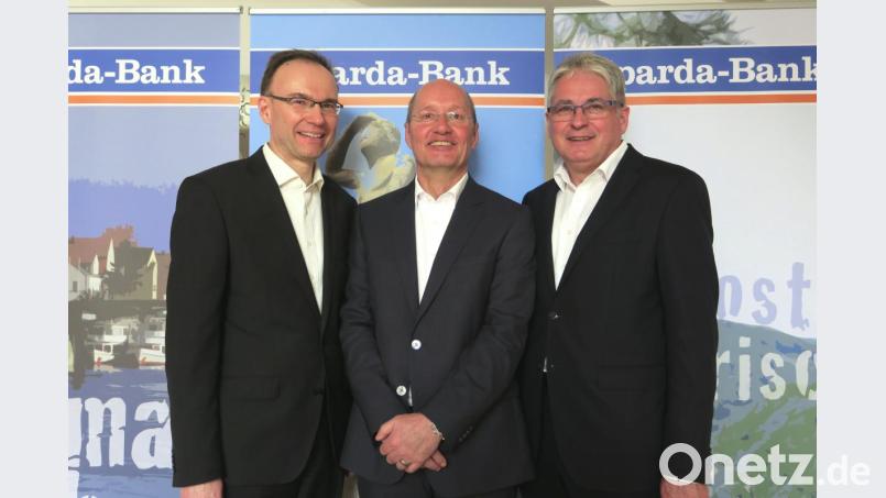 Werner Dollinger, Gerhard Eckl und Johannes Lechner (von links) zogen für die Sparda-Bank Ostbayern eine positive Bilanz. Bild: Hirsch