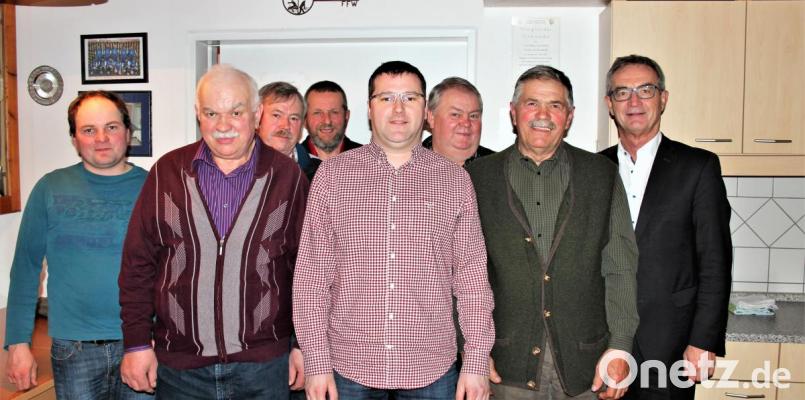 Georg Weber (Zweiter von links) bleibt Vorsteher der Jagdgenossenschaft Höflas. Ihn vertritt künftig Josef Kreuzer junior (Vierter von rechts). Bild: stg