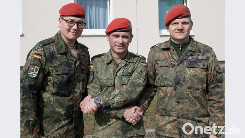 Für Oberstleutnant Alexander Kolb (Mitte) und Major Sebastian Mey (links) geht ein gemeinsames dreijähriges Wirken für den Verband/die Kompanie zu Ende. Hauptmann Björn Kloß (rechts) ist nun neuer Chef der 2. Kompanie. Bild: ahb