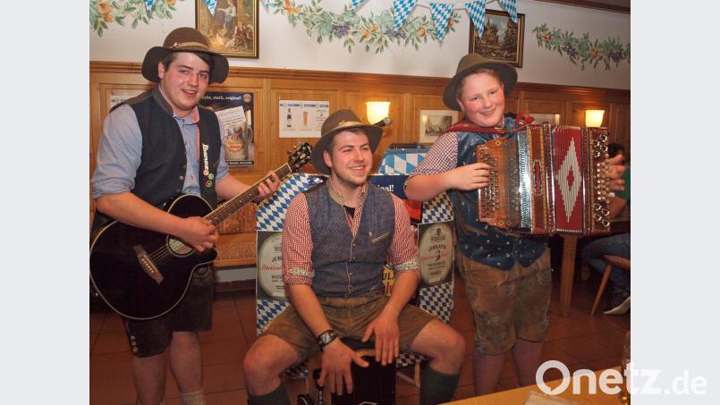Zünftig spielten Phillip Haas, sein Bruder Johannes mit Michael Drexler (von links) auf. Bild: sön