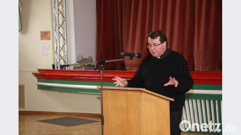Wort- und gestenreich, so kennt man Pfarrer Klaus Haußmann, der vor einigen Jahren auch die Pfarrei „Maria Hilf“ in Fuchsmühl betreute. Bild: wro