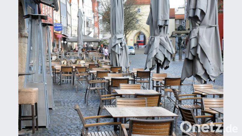 Die Außengastronomie in der Altstadt beschäftigt den Stadtrat. Unter anderem Heizpilze sollen verschwinden. Bild: stefan.huber@oberpfalzmedien.de
