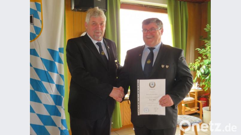 Seit 35 Jahren ist Heinrich Scheidler (rechts) im Bayrischen Soldatenbund aktiv. Dafür wurde er im Namen des BSB von Alfons Betzl (links) ausgezeichnet. Bild: adj