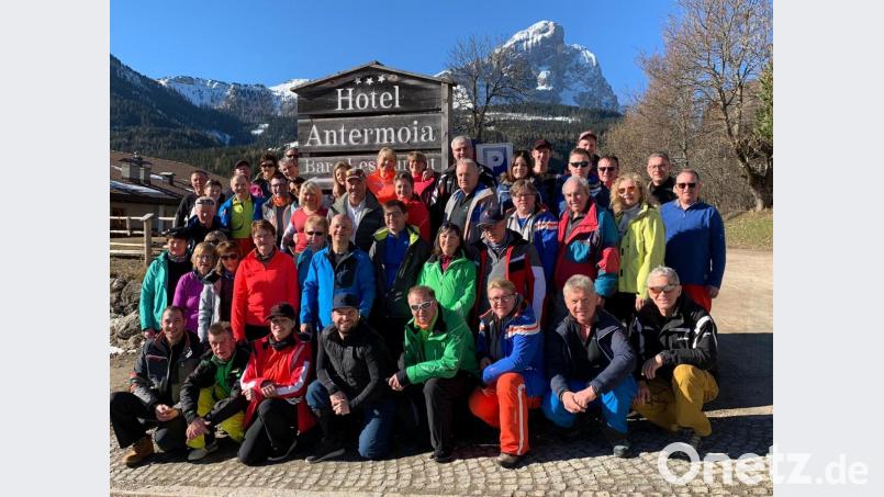 Beim viertägigen Skiausflug der Pistenschwinger nach Südtirol herrscht herrliches Wetter. Hier versammelt sich die Gruppe vor dem 2875 Meter hohen Peitlerkofel. Bild: exb