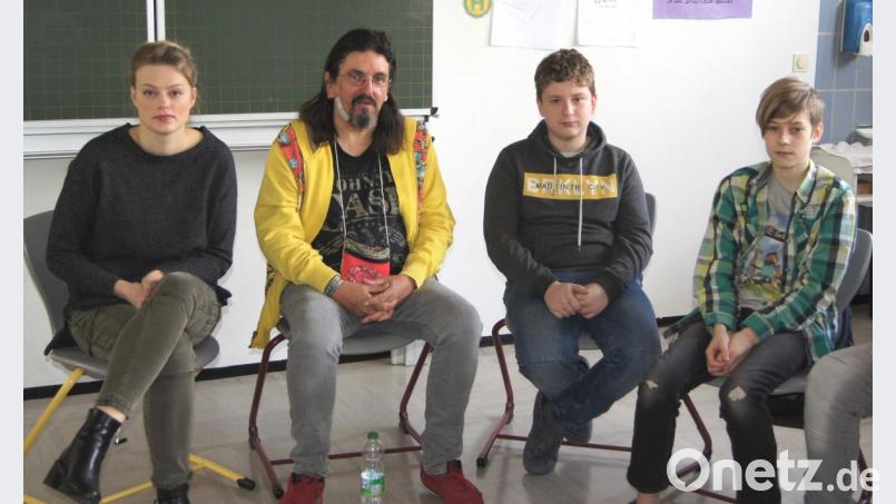 Jugendsozialarbeiterin Maleen Berger (links) organisierte an der Kreuzbergschule Veranstaltungen zur Suchtprävention. Bild: Hirsch