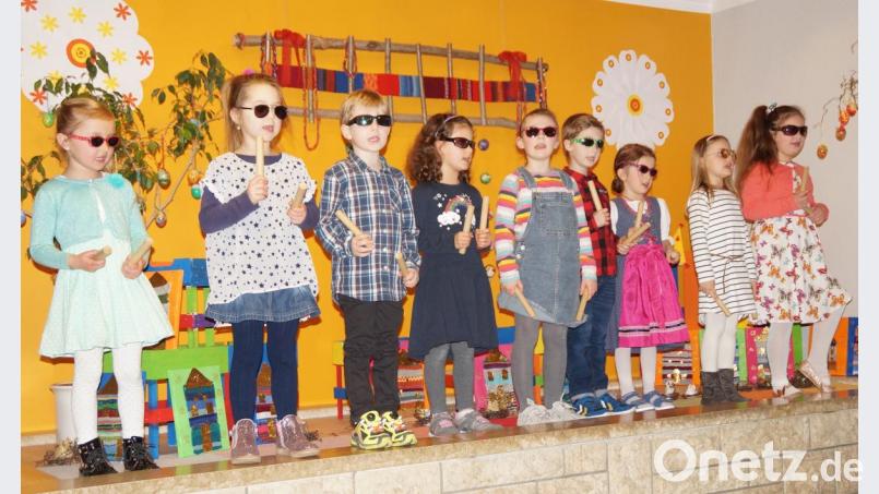 Die Kinder der musikalischen Früherziehung Teunz sangen mit viel Spaß das Lied vom „Gorilla mit der Sonnenbrille“. Die Darbietungen belohnt das Publikum mit viel Applaus. Bild: weu
