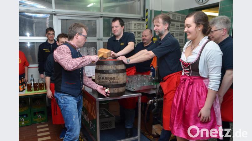 FFW-Vorsitzender Peter Grosser (links) wird auch heuer wieder das Starkbierfest mit dem offiziellen Bieranstich eröffnen. Bild: dob