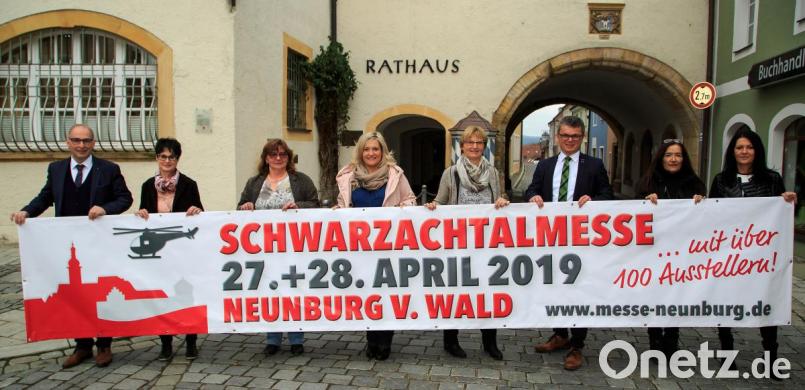 Peter Scheitinger ( von links) bat mit seinem Team Petra Scheitinger, Monika Becher, Elke Reinhart, Erna Häusler, Monika Haimerl und Brigitte Hörl-Braun Bürgermeister Martin Birner (Dritter von links) um die Übernahme der Ehrenschirmherrschaft für die Schwarzachtalmesse. Die Aufgabe übernahm er gerne und warb gleich kräftig für die Veranstaltung. Bild: Hösamer