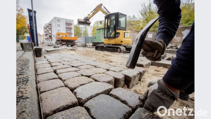 Viele Gemeinden haben zwar neue Straßen gebaut, diese aber nicht vollständig erschlossen. Sie können jetzt bis 2021 fertiggestellt und damit auch mit den Bürgern abgerechnet werden. Bild: Christoph Soeder/dpa