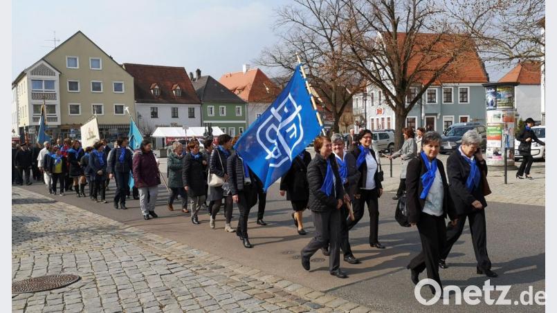 Nach dem Gottesdienst setzte sich ein Festzug, angeführt von der Pfreimder Stadtkapelle, von der Pfarrkirche zum Pfarrsaal in Bewegung. Bild: hir