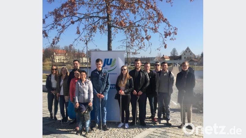 Die Helferinnen und Helfer vom Ortsverband der Jungen Union mit Ortsvorsitzenden Johannes Klinger (zweiter v.r.). Bild: exb